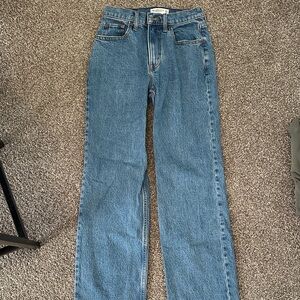 Abercrombie 90s Relaxed Jean, High Rise. 25 Regular